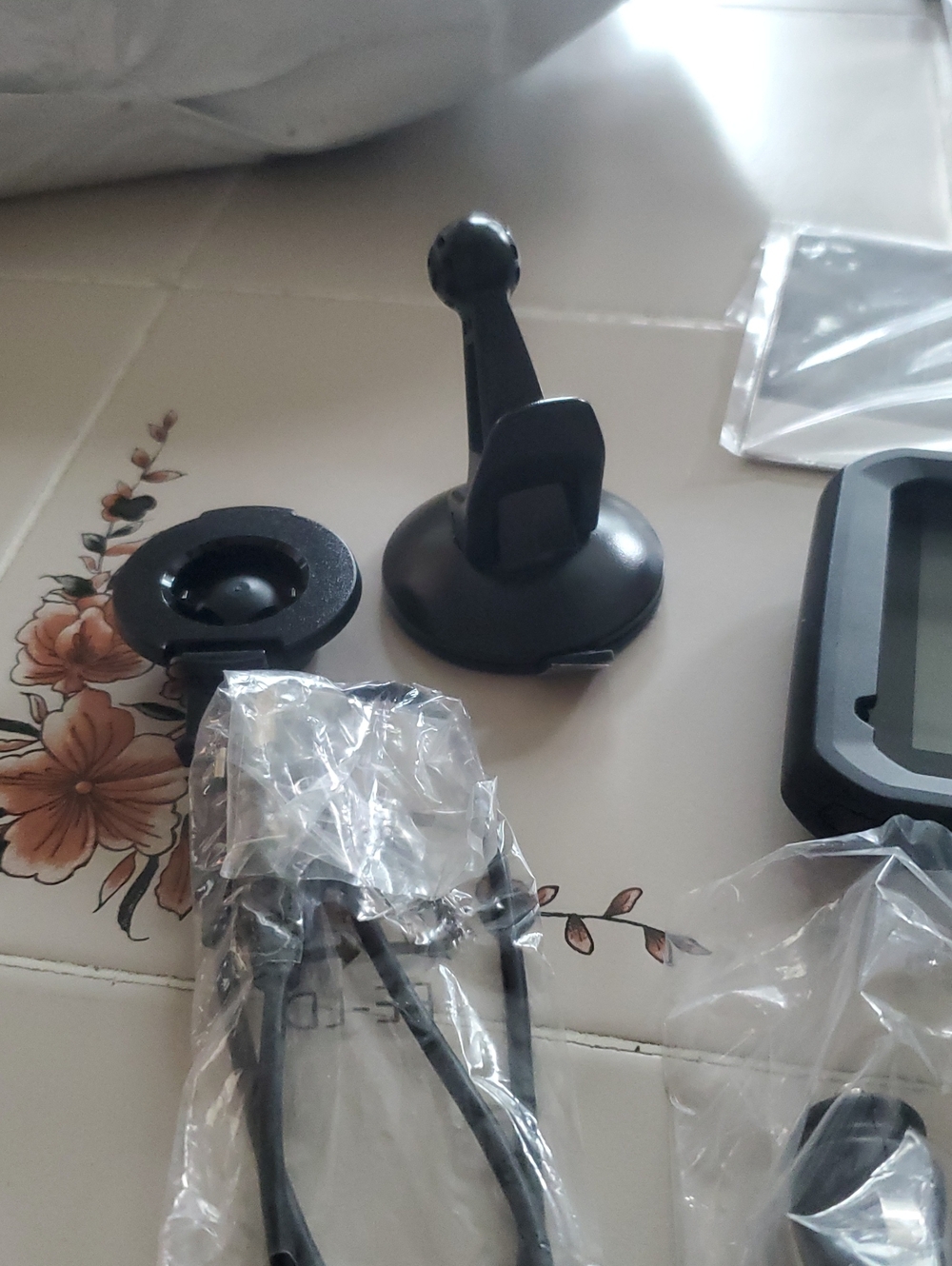 Garmin GPS Navigator in Black and Gray. - Picture 6 of 8